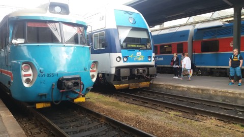 451 025-1 a 971 068 - 2 ve stanici Praha Mas.n. - kopie.jpg