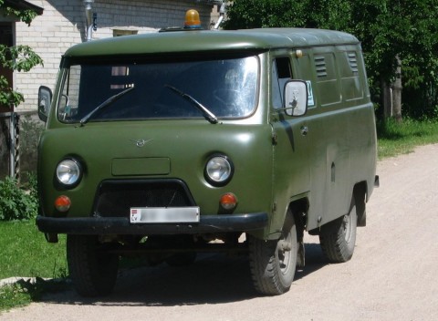 UAZ_452_front_q.jpg